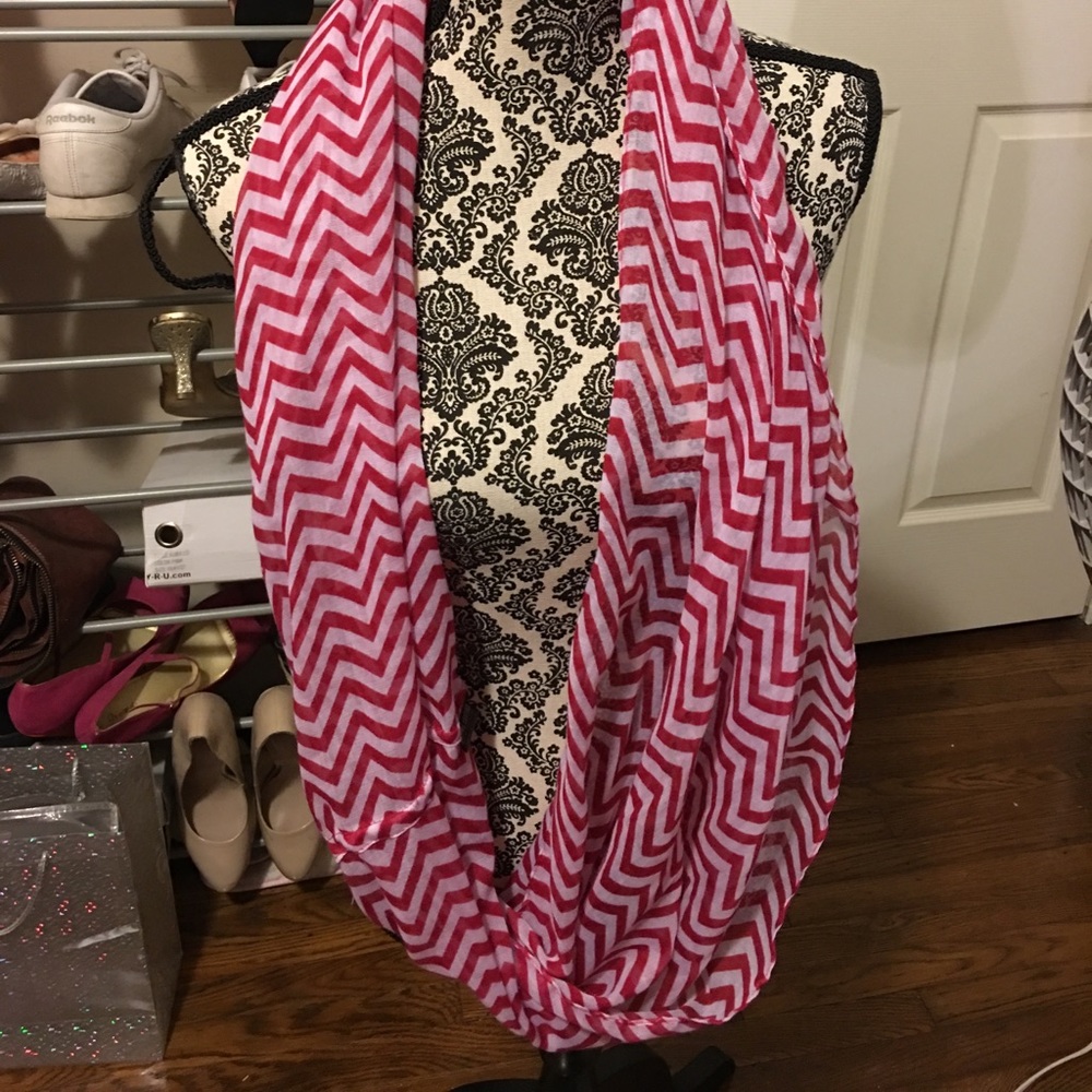 🌹 Red and white zig zag infinity scarf