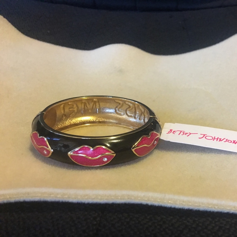 NWT Kiss me bangle
