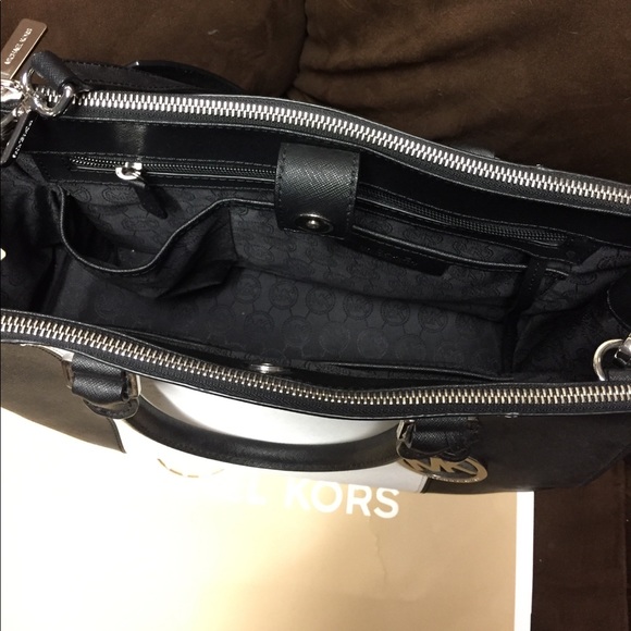 Black and white Michael kors purse - Picture 3 of 3