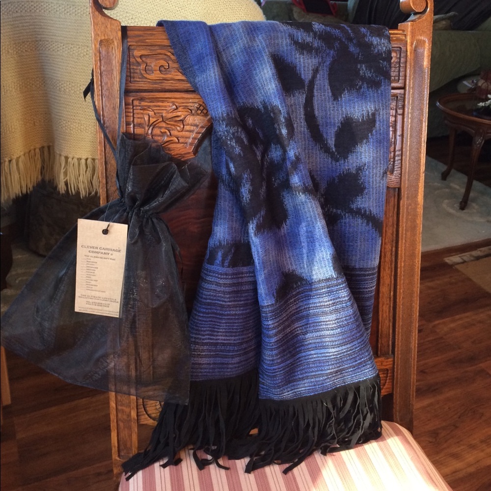 Clever carriage scarf