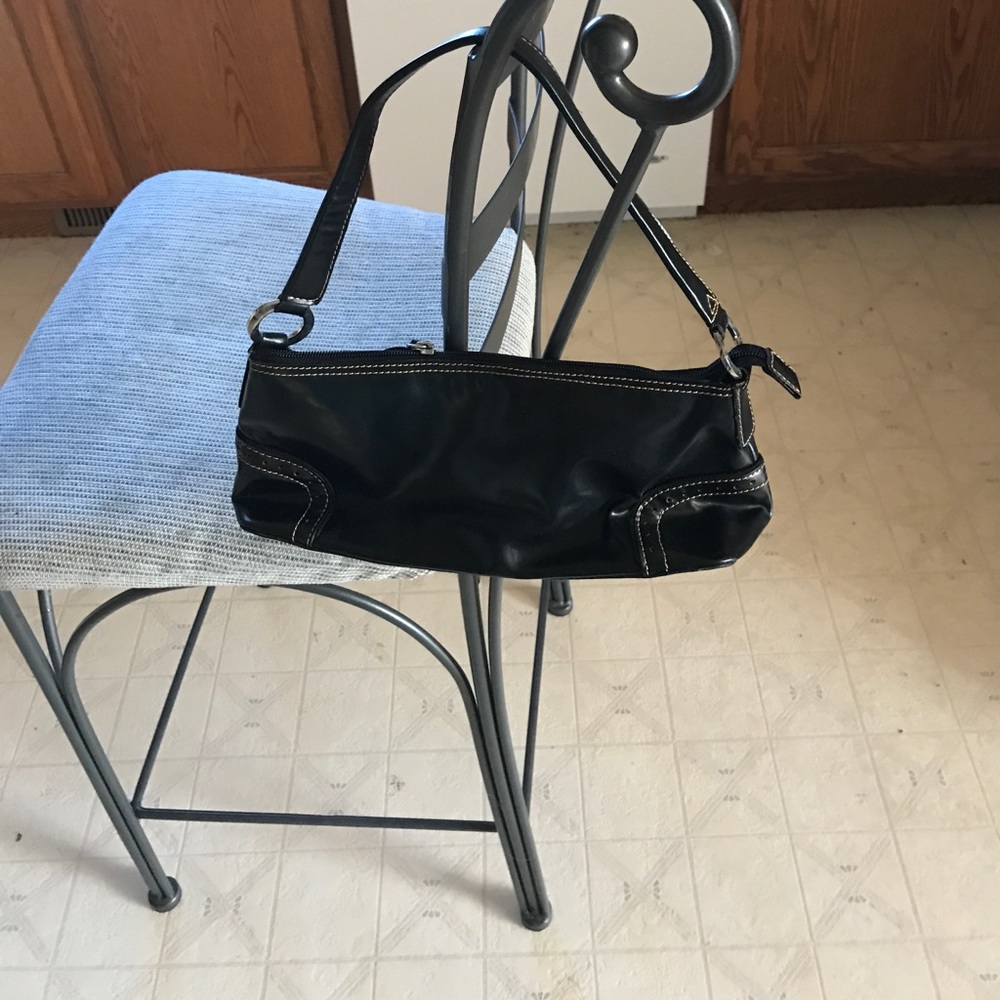Cute black purse. ❄️3-15