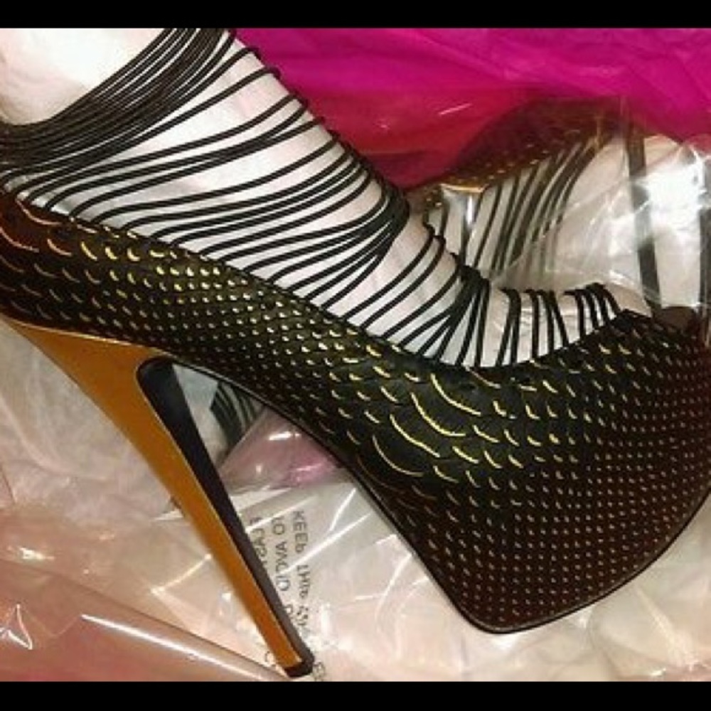 Lt crush in black n gold platform sandals size 8