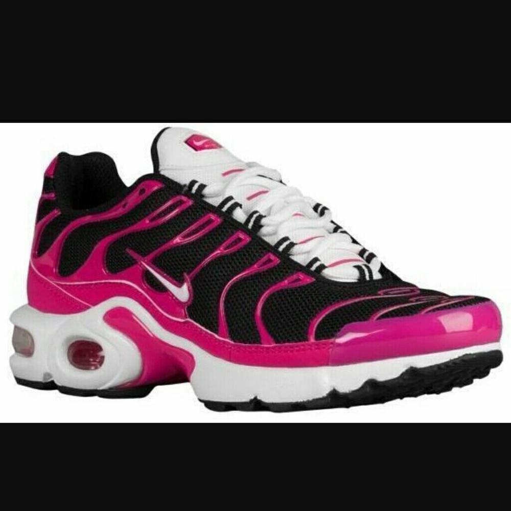 ISO ISO I'M LOOKING FOR THESE NIKE SNEAKERS