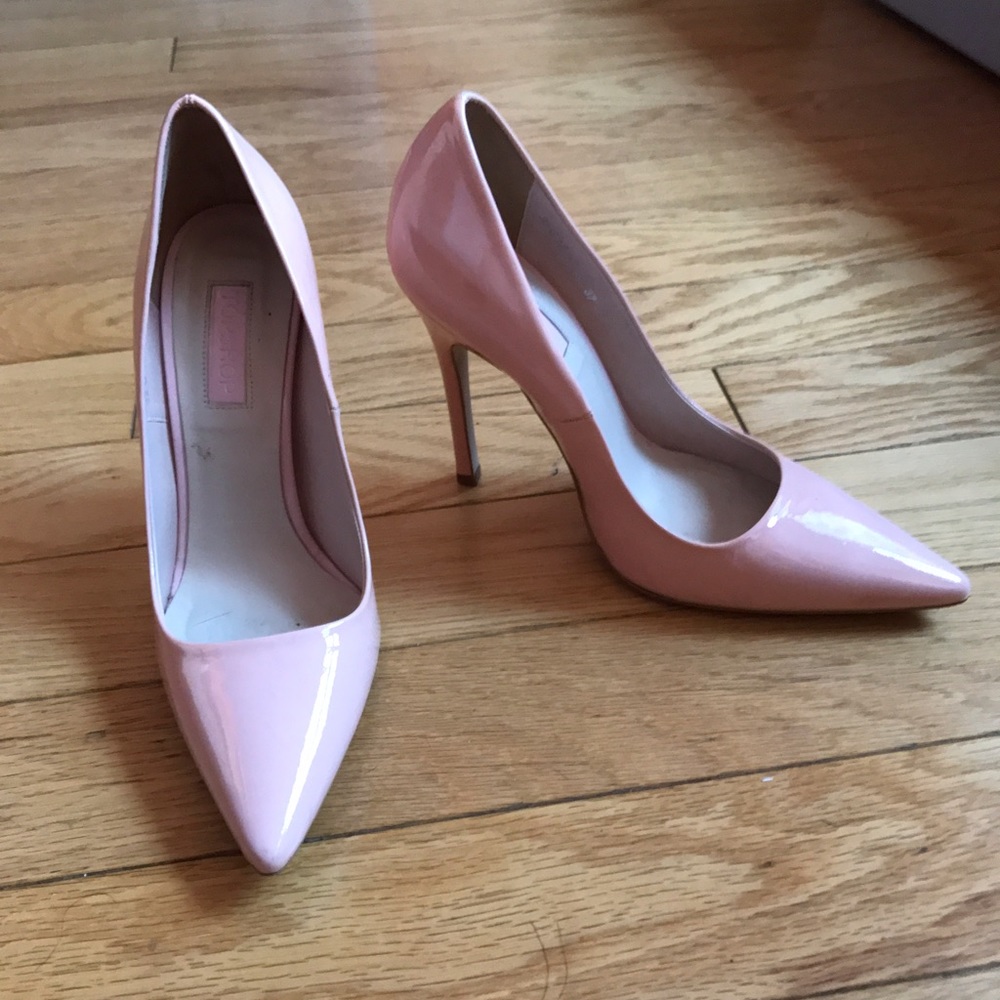 Pointed toe pumps