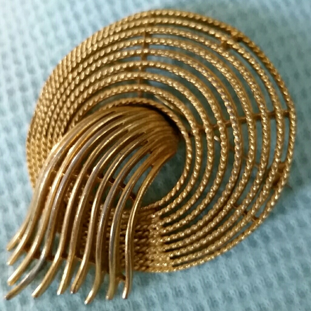 Lisker vintage brooch in gold