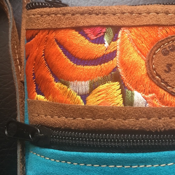 Cross Body beautifully embroidered Guatemalan bag - Picture 3 of 5