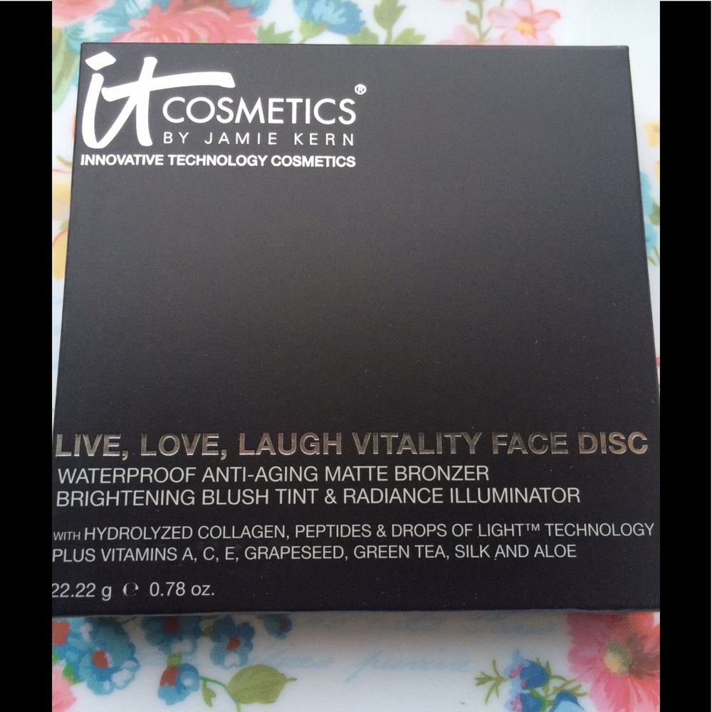 it Cosmetics Live Laugh Love Vitality Disk