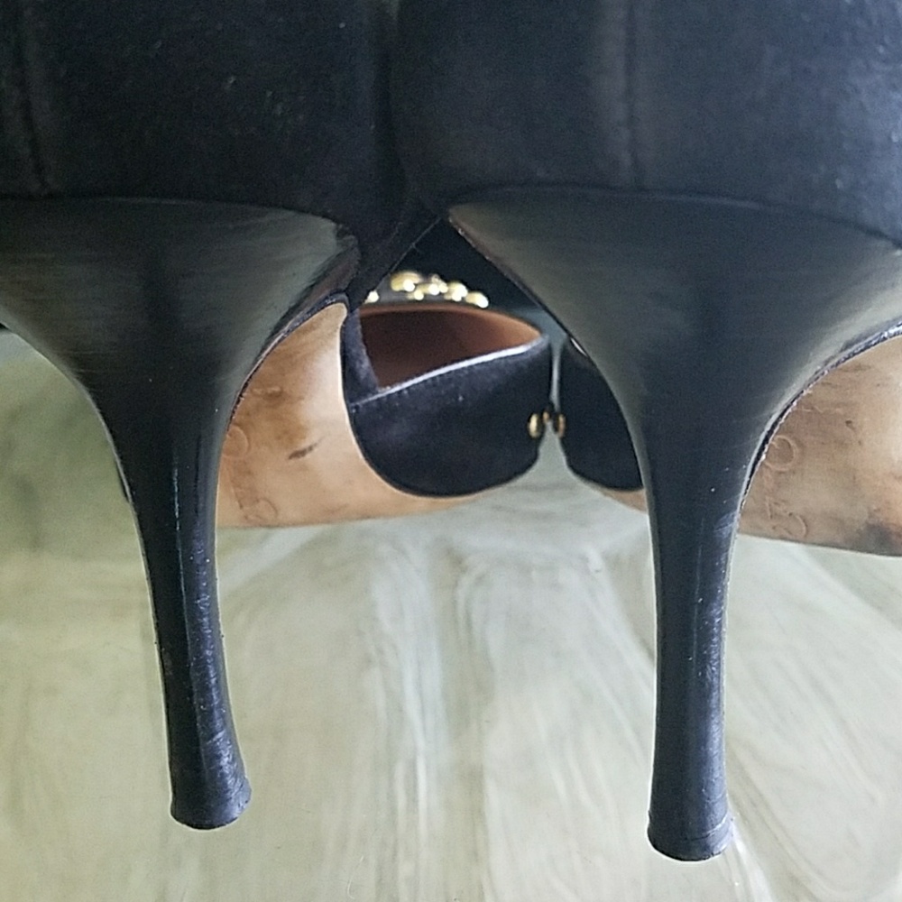 Oscar de la Renta black heels.