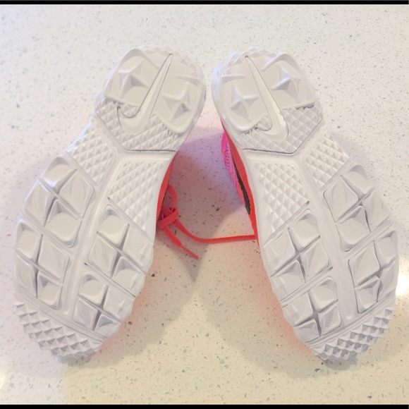 NWOB Nike Ladies Flyknit Chukka Golf Shoes - Picture 7 of 8