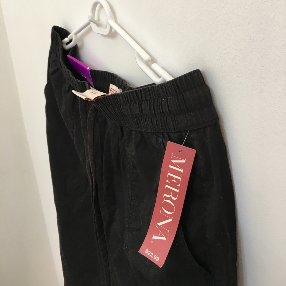 Black Capri pants NWT!!