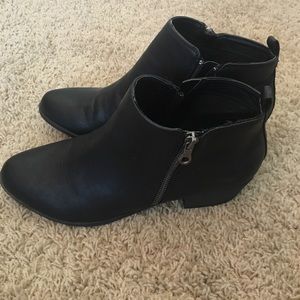 These cute black booties😊