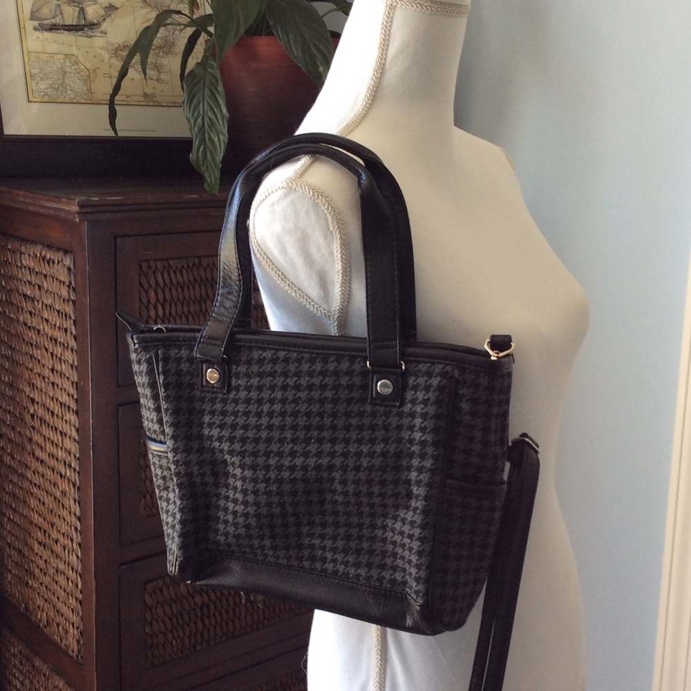 🌸 SALE! 31 Black and gray checkered purse