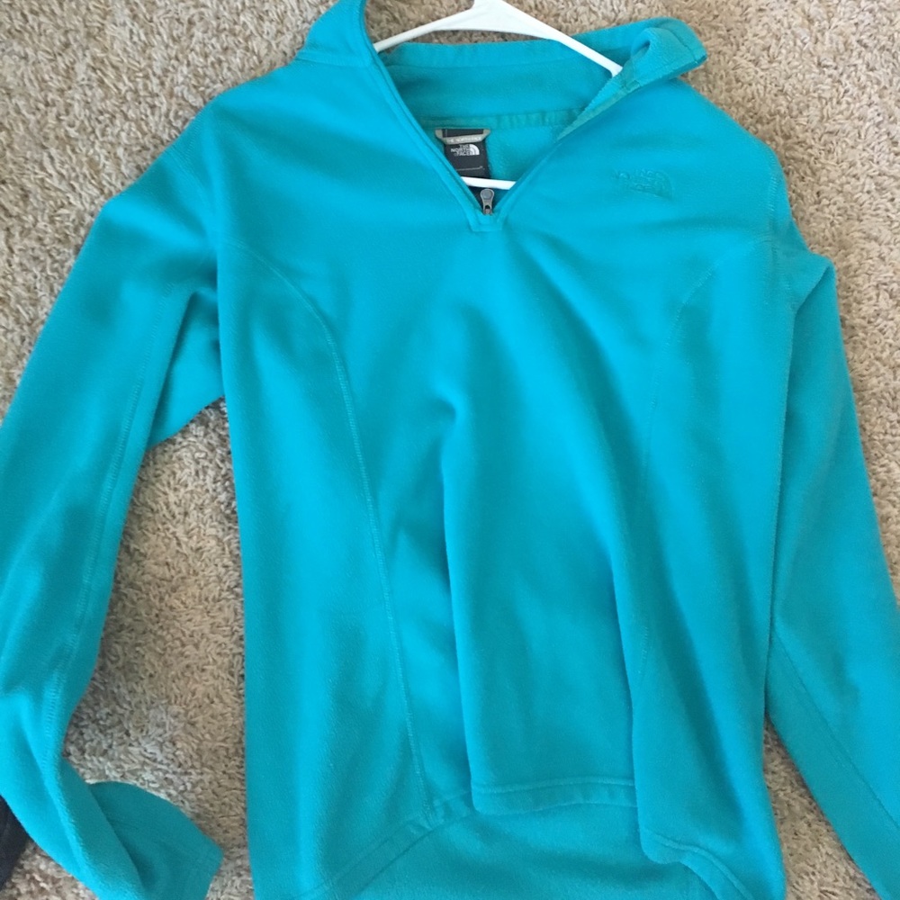 Blue north face pullovee