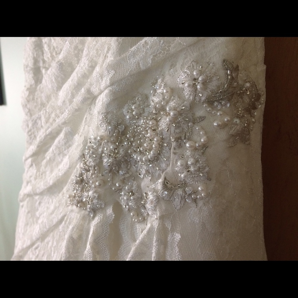 David's Bridal Size 6 wedding dress, strapless - Picture 3 of 8