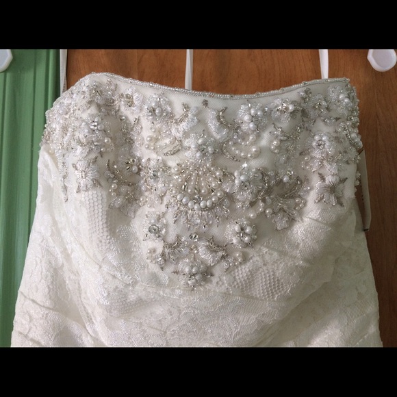 David's Bridal Size 6 wedding dress, strapless - Picture 2 of 8