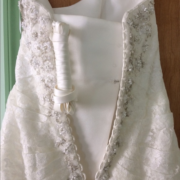 David's Bridal Size 6 wedding dress, strapless - Picture 6 of 8