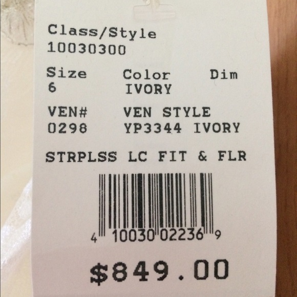 David's Bridal Size 6 wedding dress, strapless - Picture 8 of 8