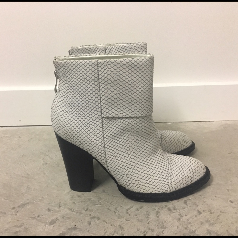 Shoe cult white and black boot