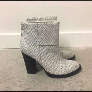 Shoe cult white and black boot
