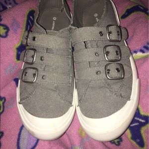 Airwalk low rise shoes.