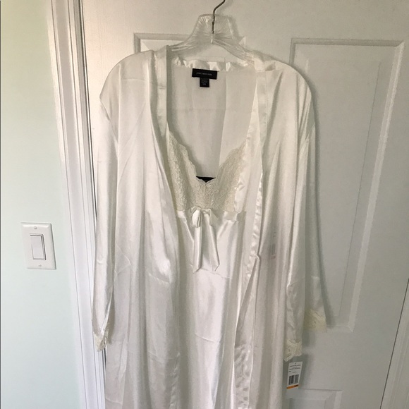 35 off Jones New York Other NWT Jones New York white satin nightgown