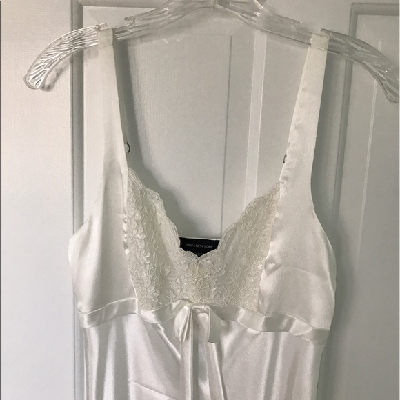 35 off Jones New York Other NWT Jones New York white satin nightgown