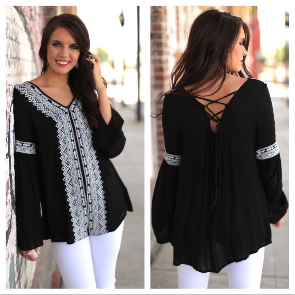 🎉HP🎉 1 LEFT Tribal Embroidered Bell Sleeve Tunic