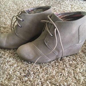 Toms Desert Wedge Size 8