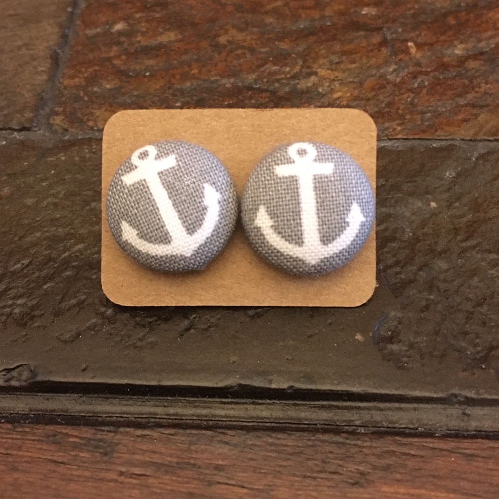 Gray anchor ⚓️ button earrings.