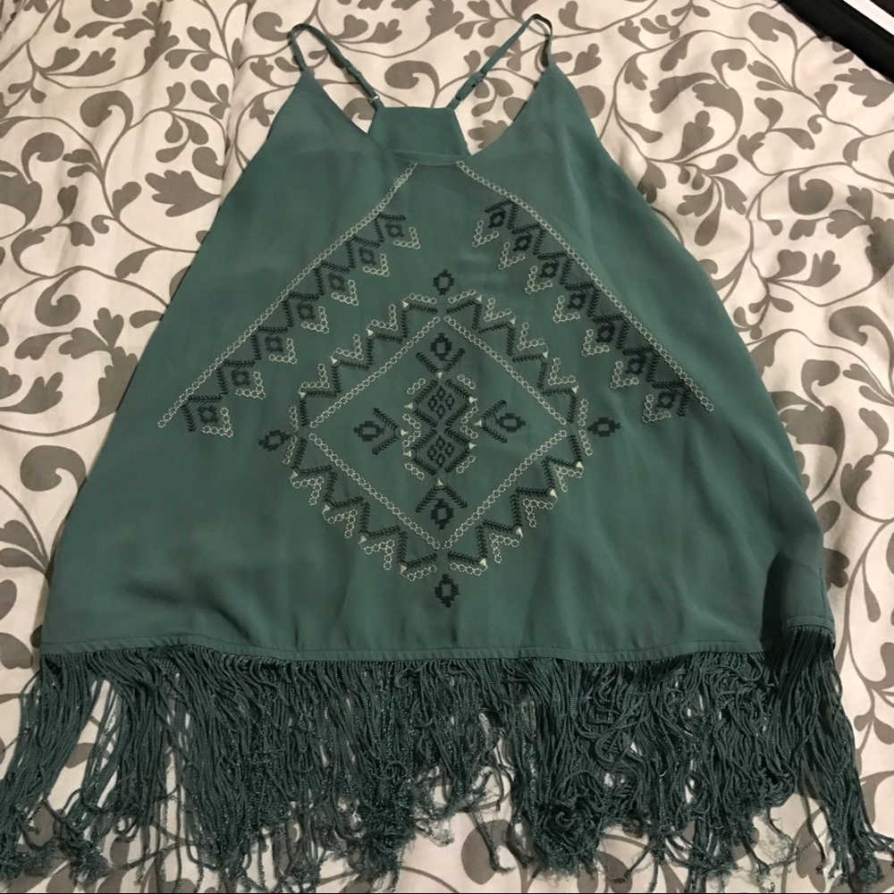 Super cute fringe top w/ stitched pattern✨