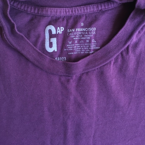 Burgundy-Purple Gap T-Shirt Small - Picture 2 of 2