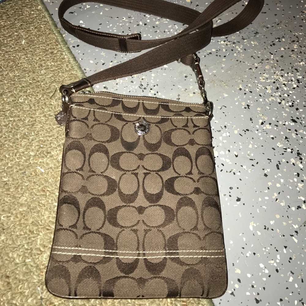 Small coach paved the shoulder purse