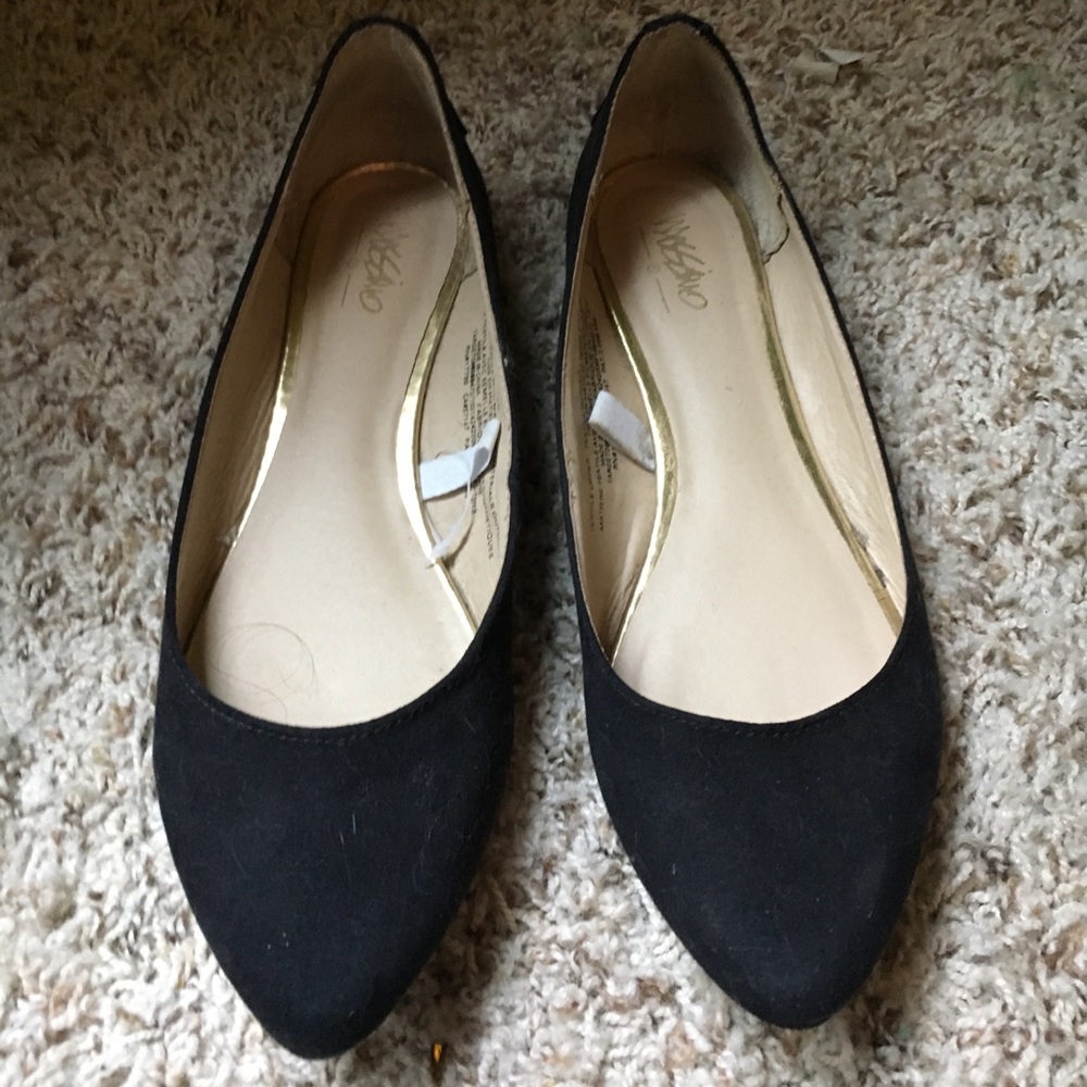 BLACK FLATS WITH GOLD BEADS ON BACK
