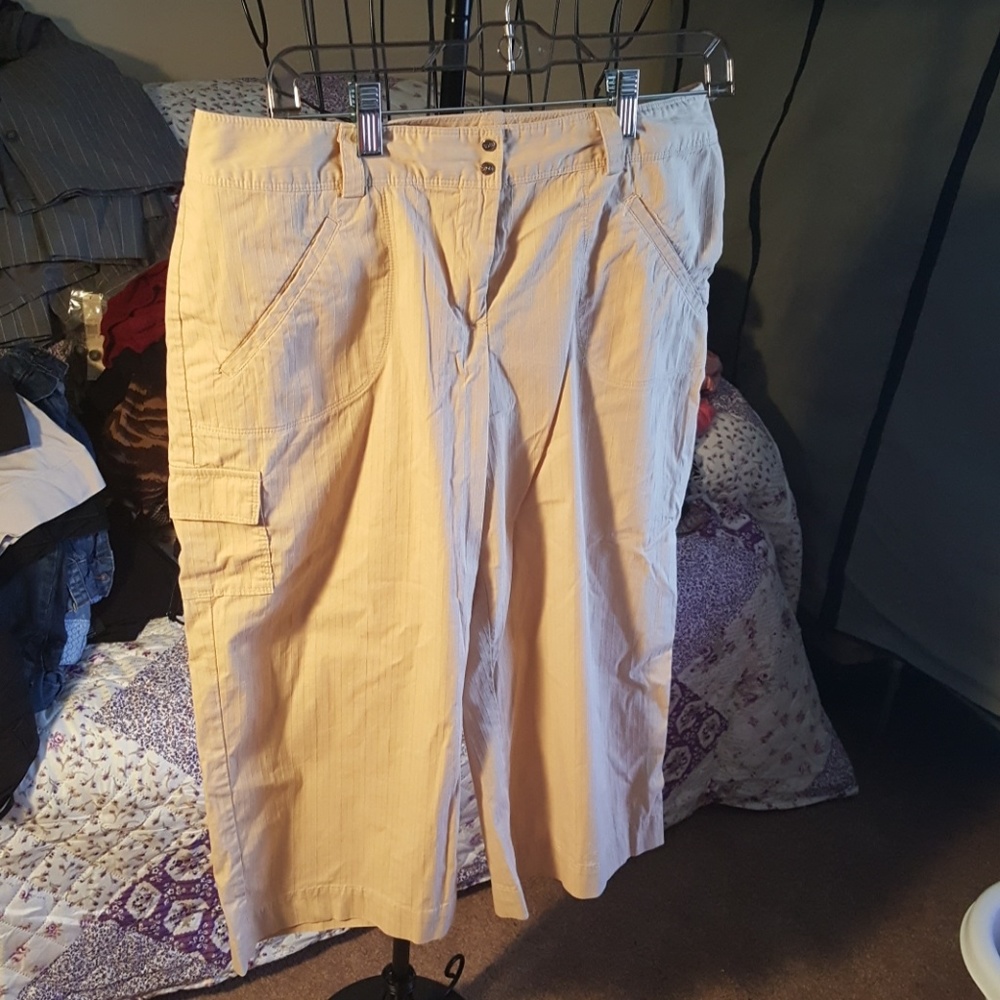 IZOD light weight capri.