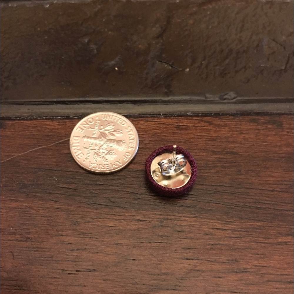 Maroon mini button earrings - Picture 3 of 4