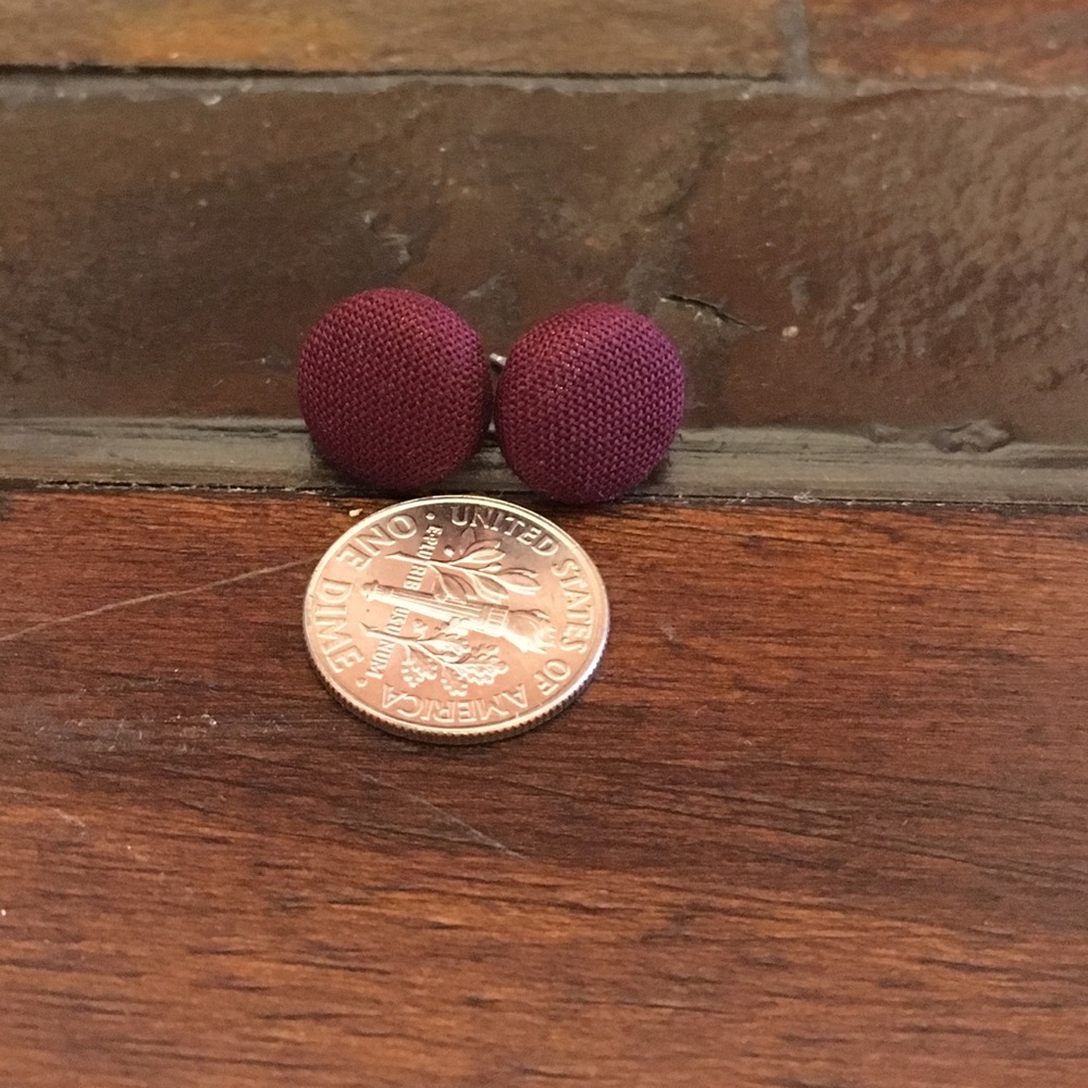 Maroon mini button earrings - Picture 4 of 4
