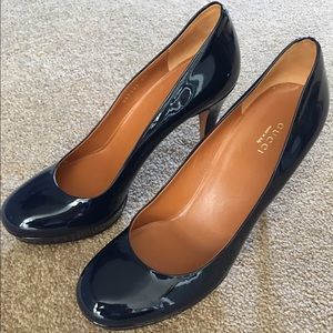 Gucci navy patent leather pumps