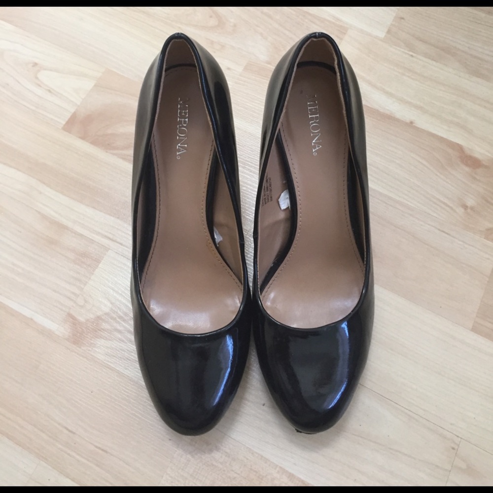 Black shiny heels!