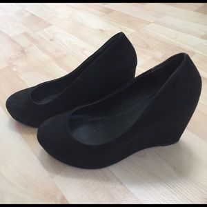 Suede black wedges!