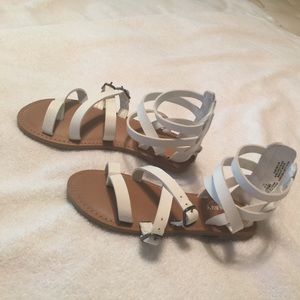 NWOT Old navy sandals (girls)