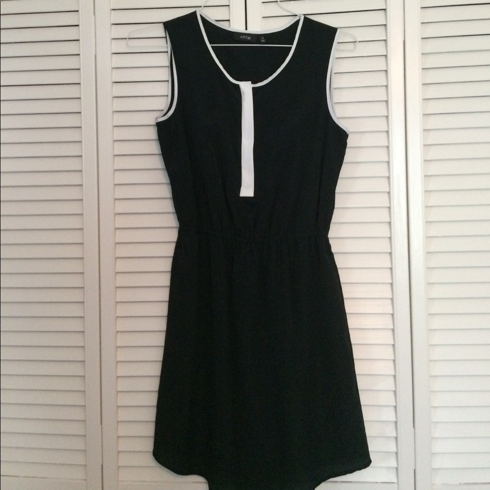 Black dress with 2 side pockets.
