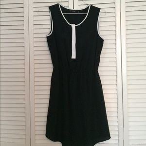Black dress with 2 side pockets.