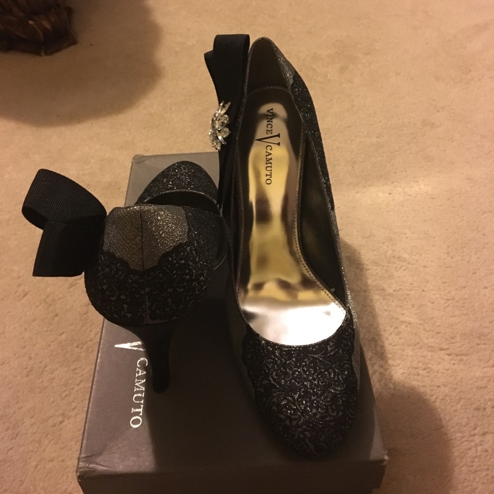 Women's blk and silver formal heel.