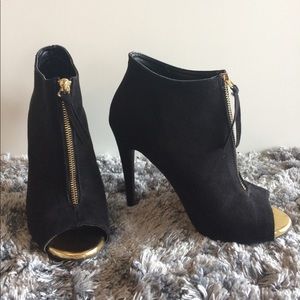 Black peep toe pumps