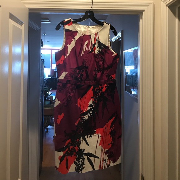 T Tahari Dresses & Skirts - 💃SALE🕺Tahari Bright Berry Print Cocktail Dress
