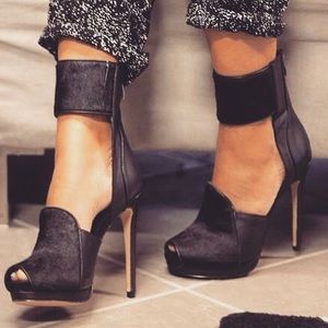 MIA LIMITED EDITION KITA - black pony