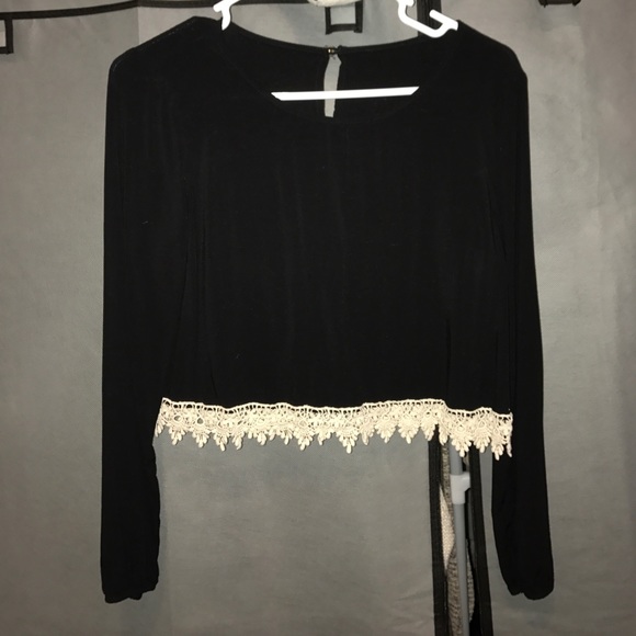 Black crop top with lace - Picture 1 of 2