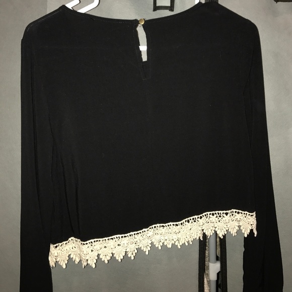 Black crop top with lace - Picture 2 of 2