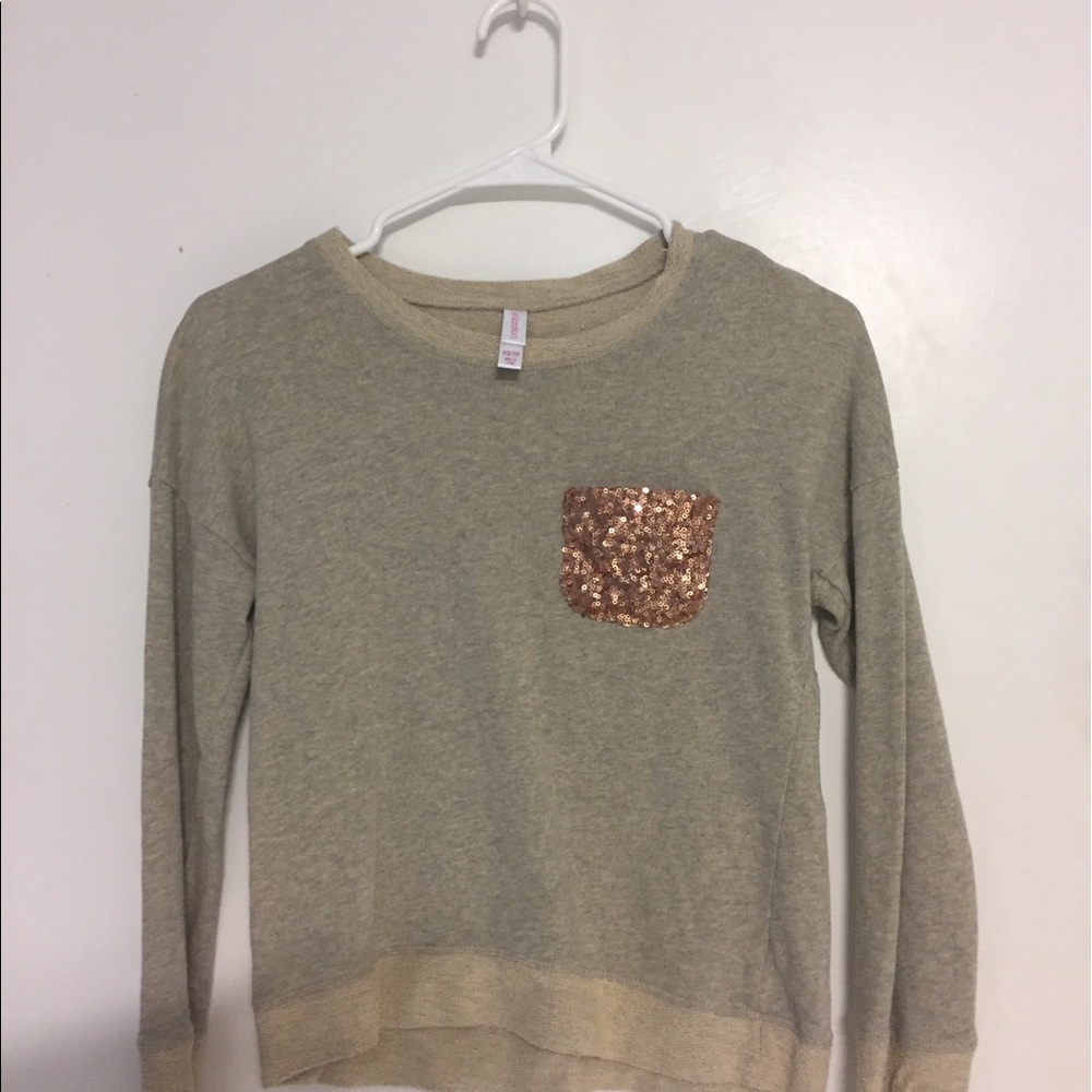 Grey sweater with rose gold pocket