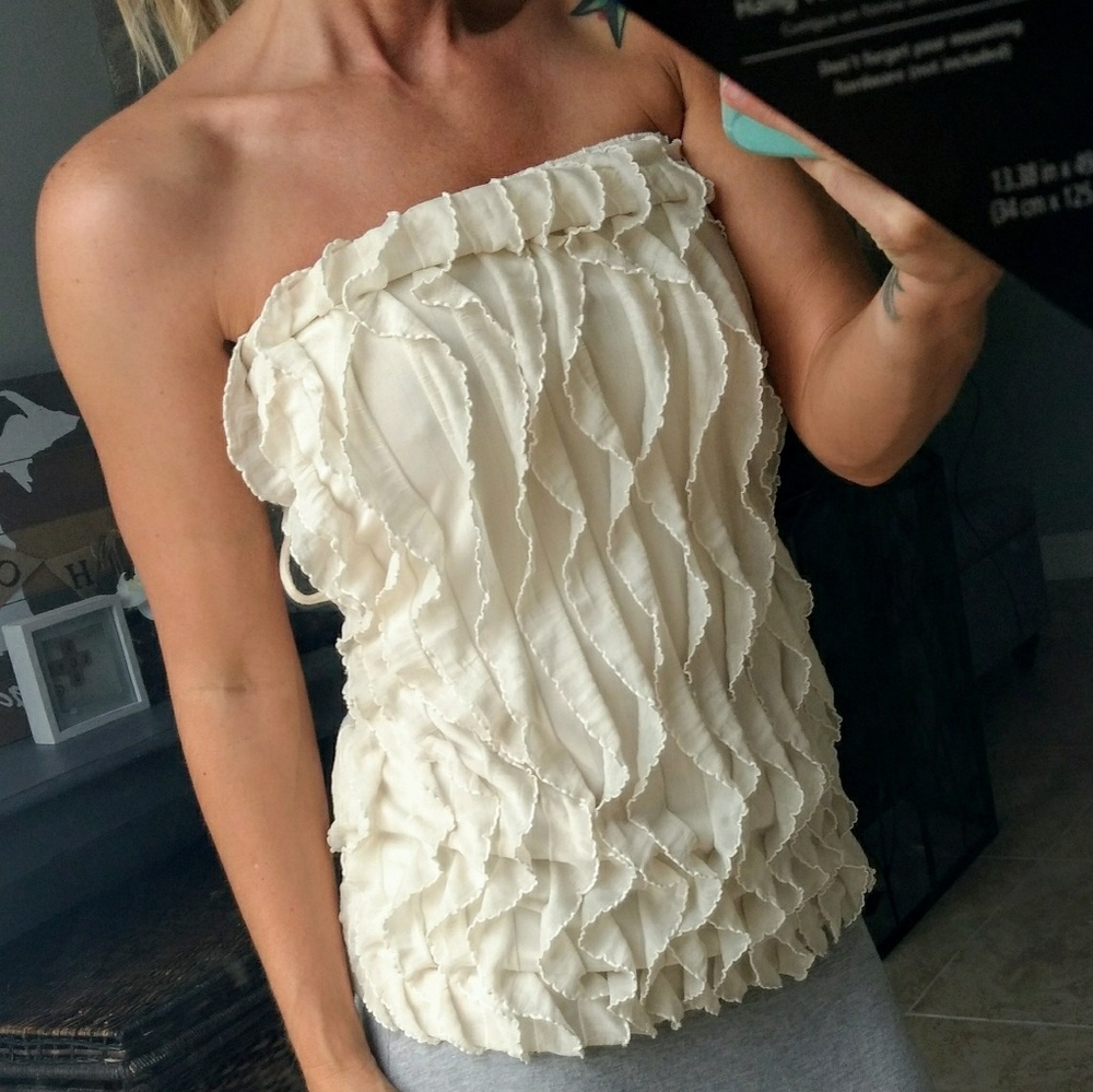 $3 vinted $4 ship! Bundle it!ruffle strapless top